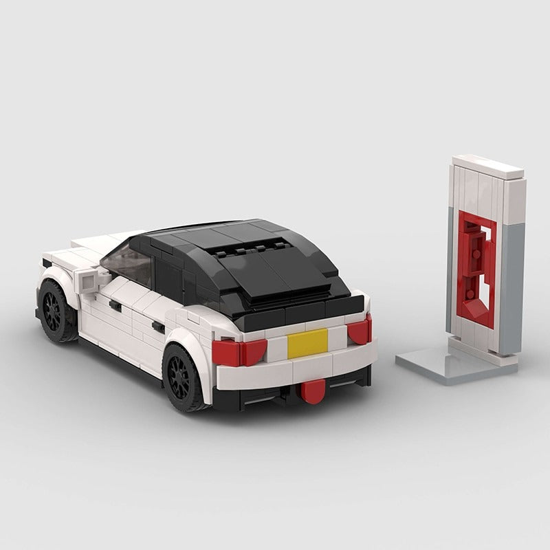Tesla Model 3 mit Ladesäule