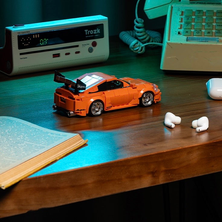 BrickCars Modell als Blickfang auf einem Schreibtisch neben Monitor und Tastatur